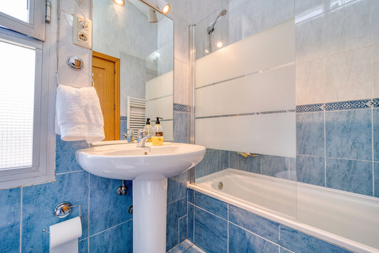 Practical ways to organize a busy bathroom